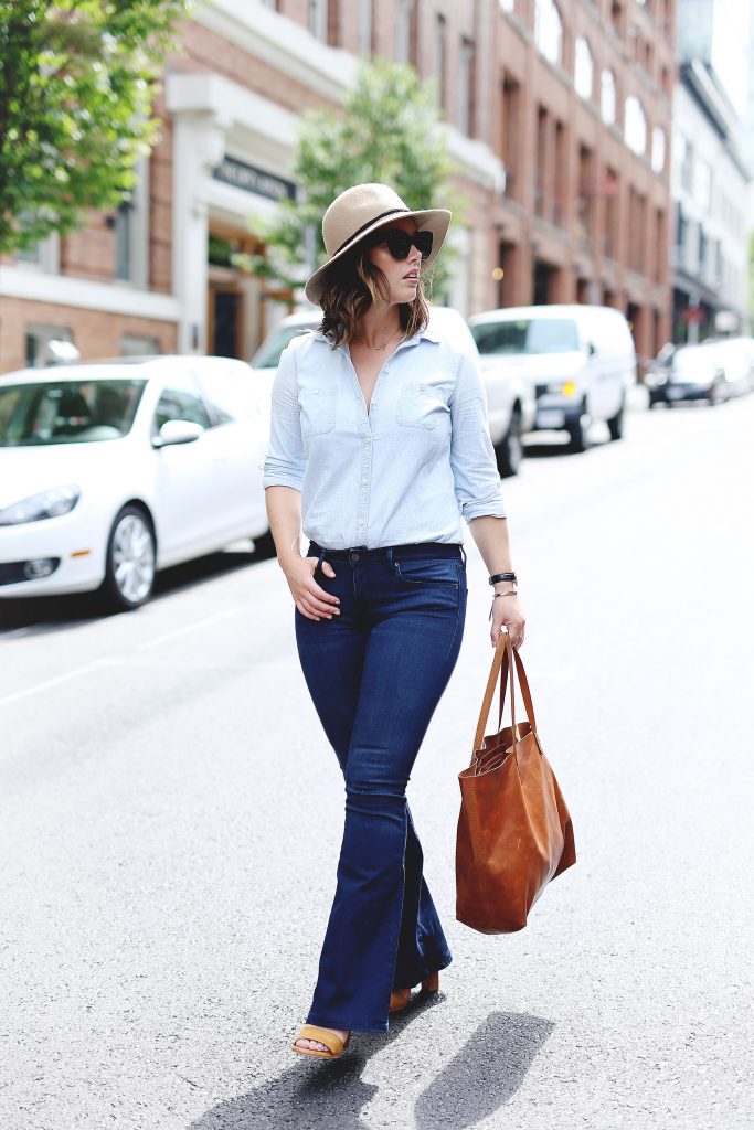 Casual seventies style in flared jeans