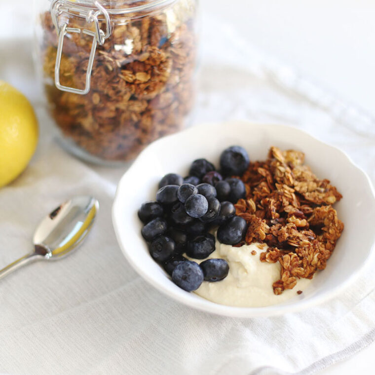 To Vogue or Bust overnight oats breakfast recipe with vegan lemon curd, vegan banana bread granola and blueberries.