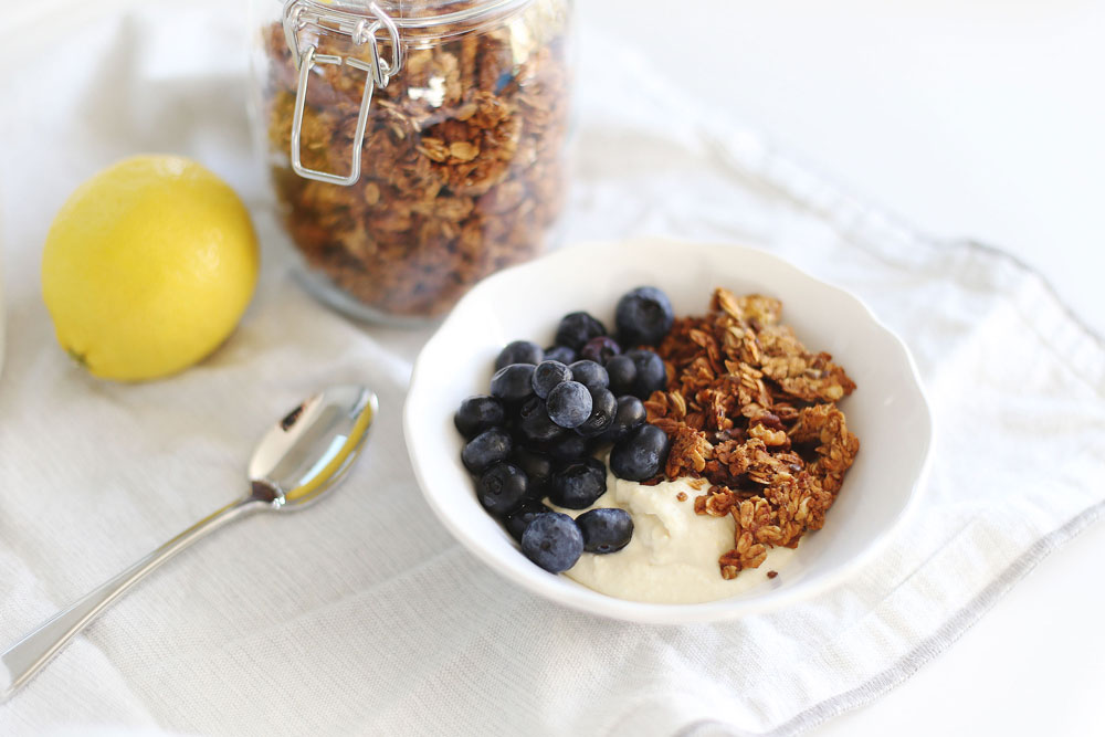 To Vogue or Bust overnight oats breakfast recipe with vegan lemon curd, vegan banana bread granola and blueberries.