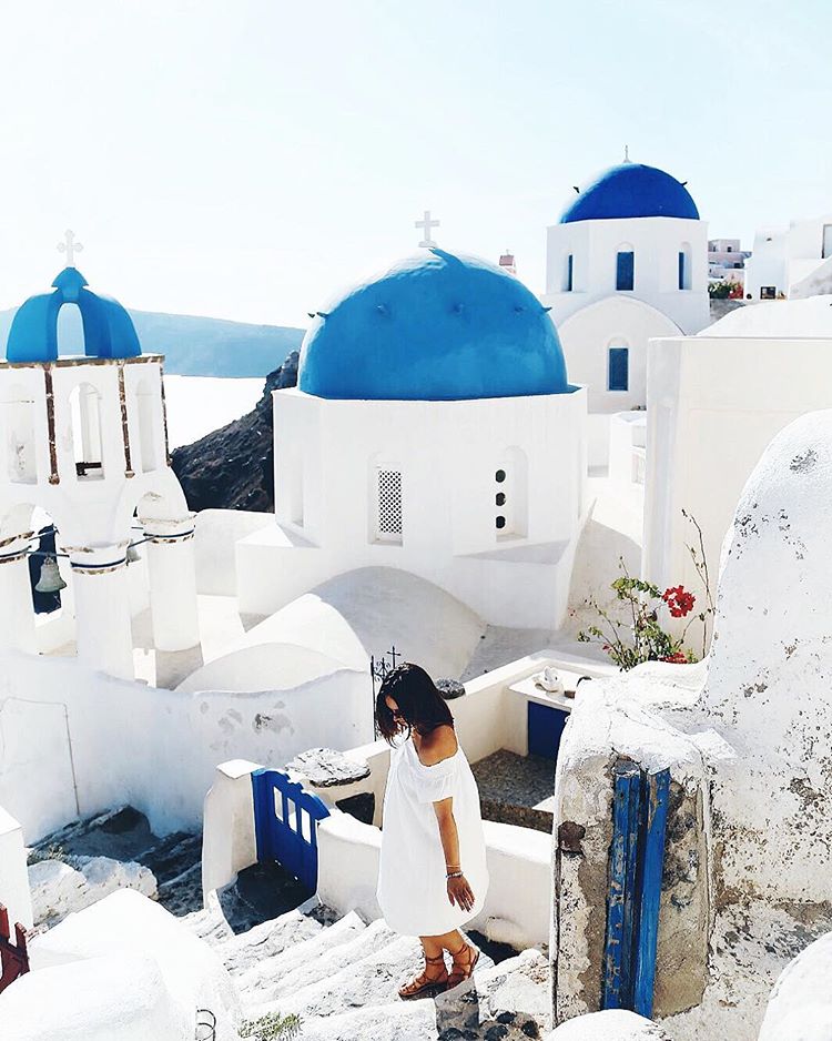 Travel photography tips by To Vogue or Bust in Oia, Santorini