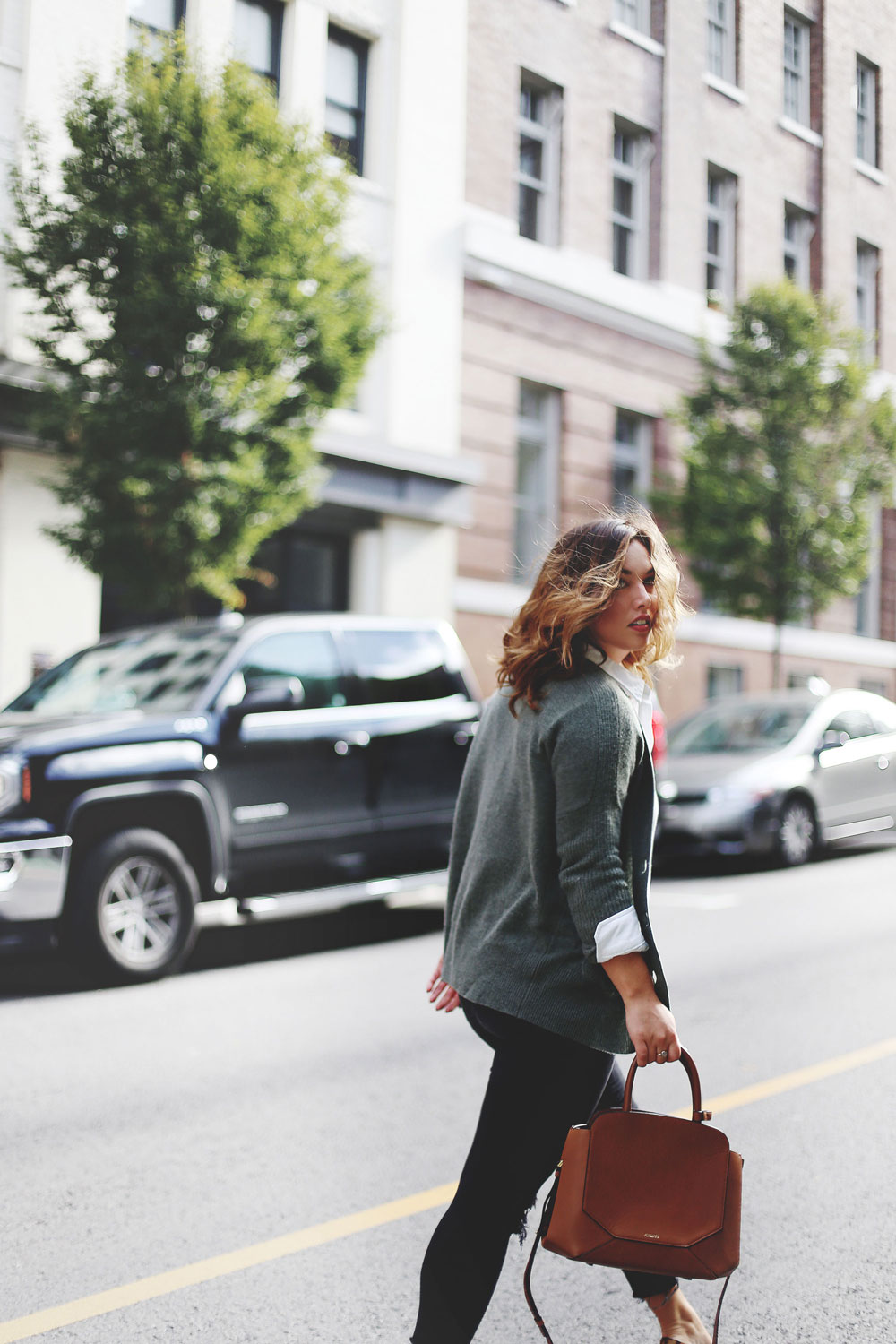 To Vogue or Bust shares fall 2016 trend tips in a White and Warren cashmere cardigan, Peau de Loup oxford shirt, Mavi skinny jeans, Aritzia bega bag, Daniel Wellington watch and Nine West leopard heels