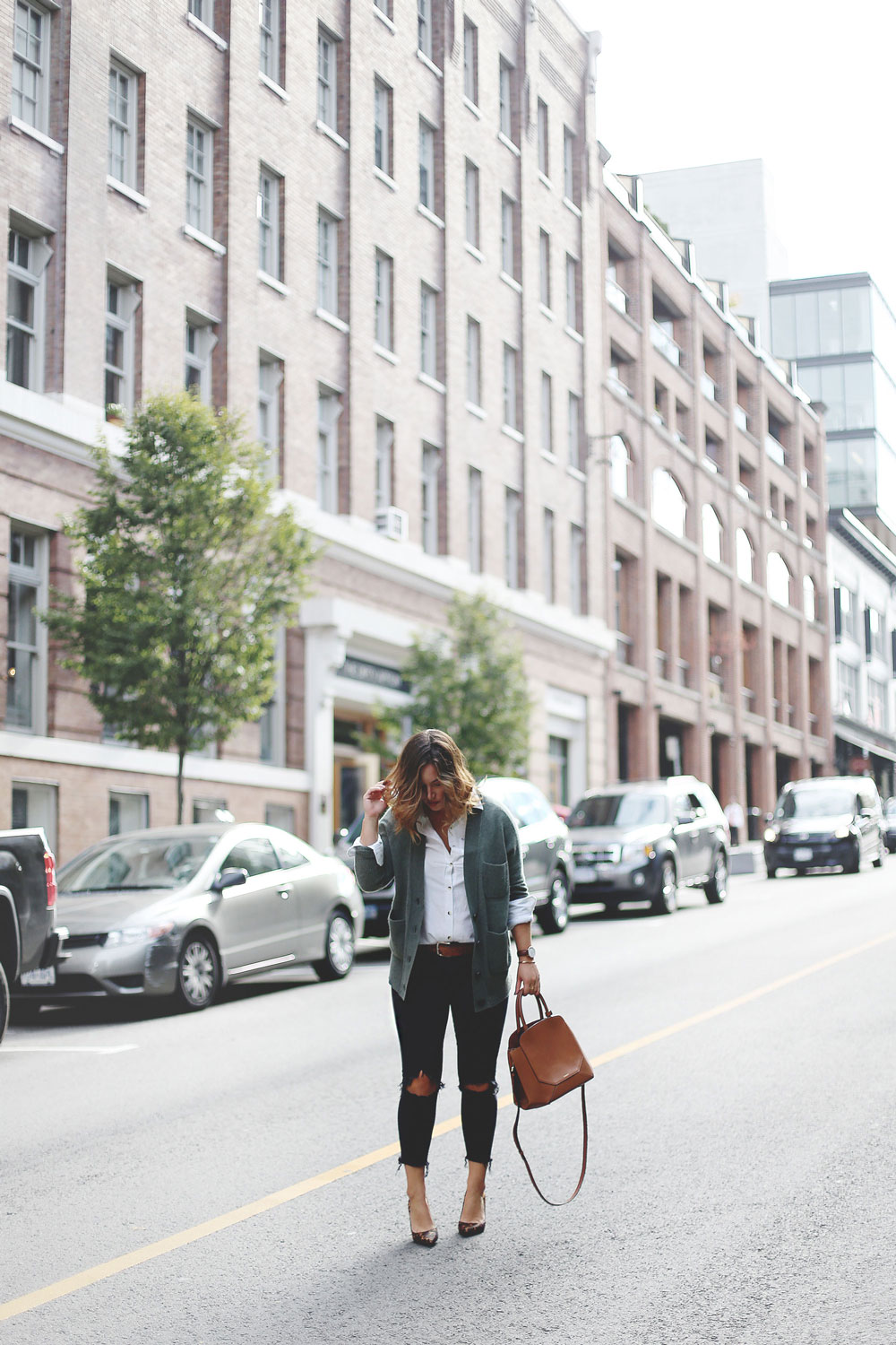 To Vogue or Bust shares fall 2016 trend tips in a White and Warren cashmere cardigan, Peau de Loup oxford shirt, Mavi skinny jeans, Aritzia bega bag, Daniel Wellington watch and Nine West leopard heels