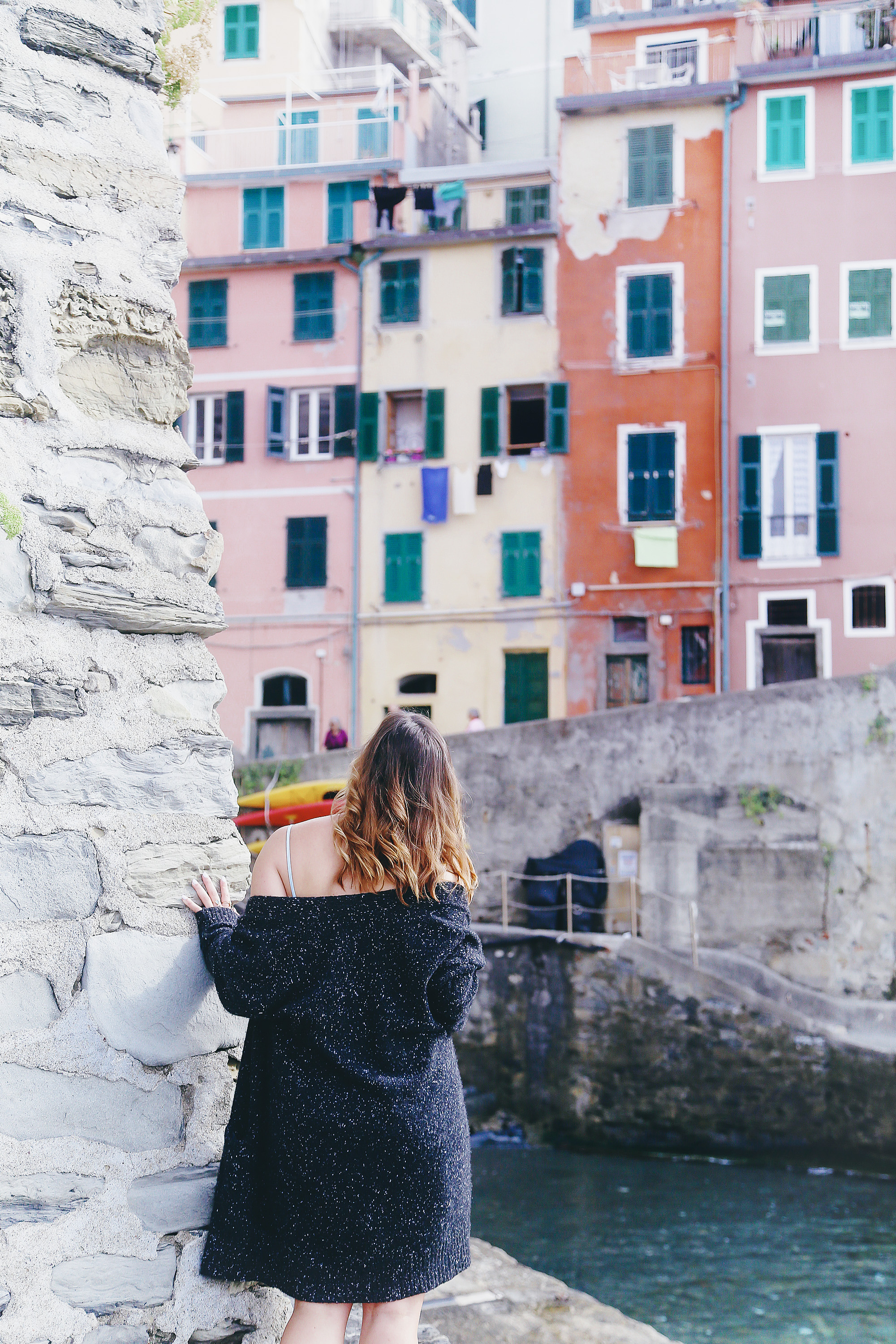 Why you should pack cashmere for travelling: White + Warren cashmere coatigan as worn by To Vogue or Bust in Cinque Terre, Italy