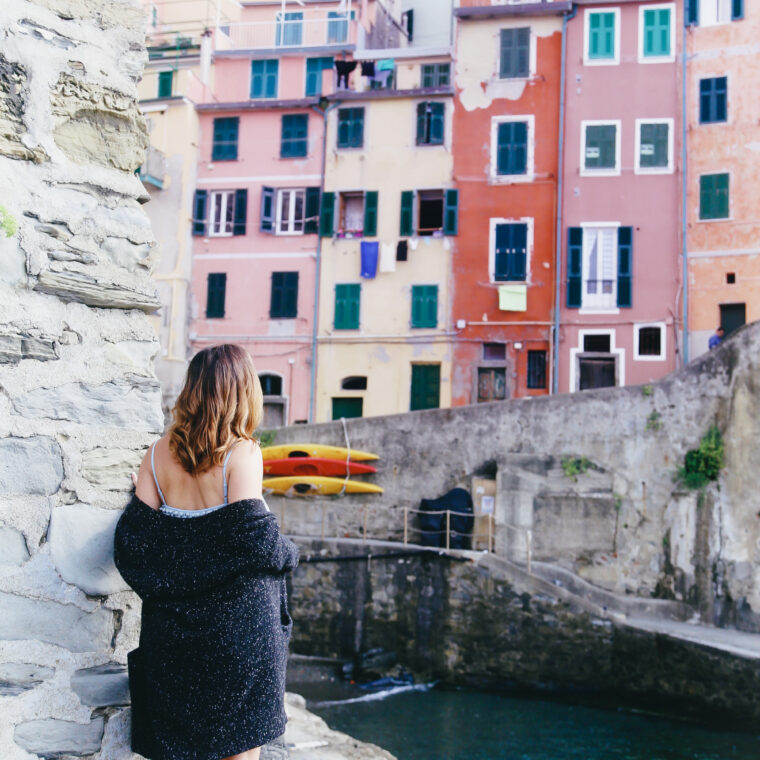 Why you should pack cashmere for travelling: White + Warren cashmere coatigan as worn by To Vogue or Bust in Cinque Terre, Italy