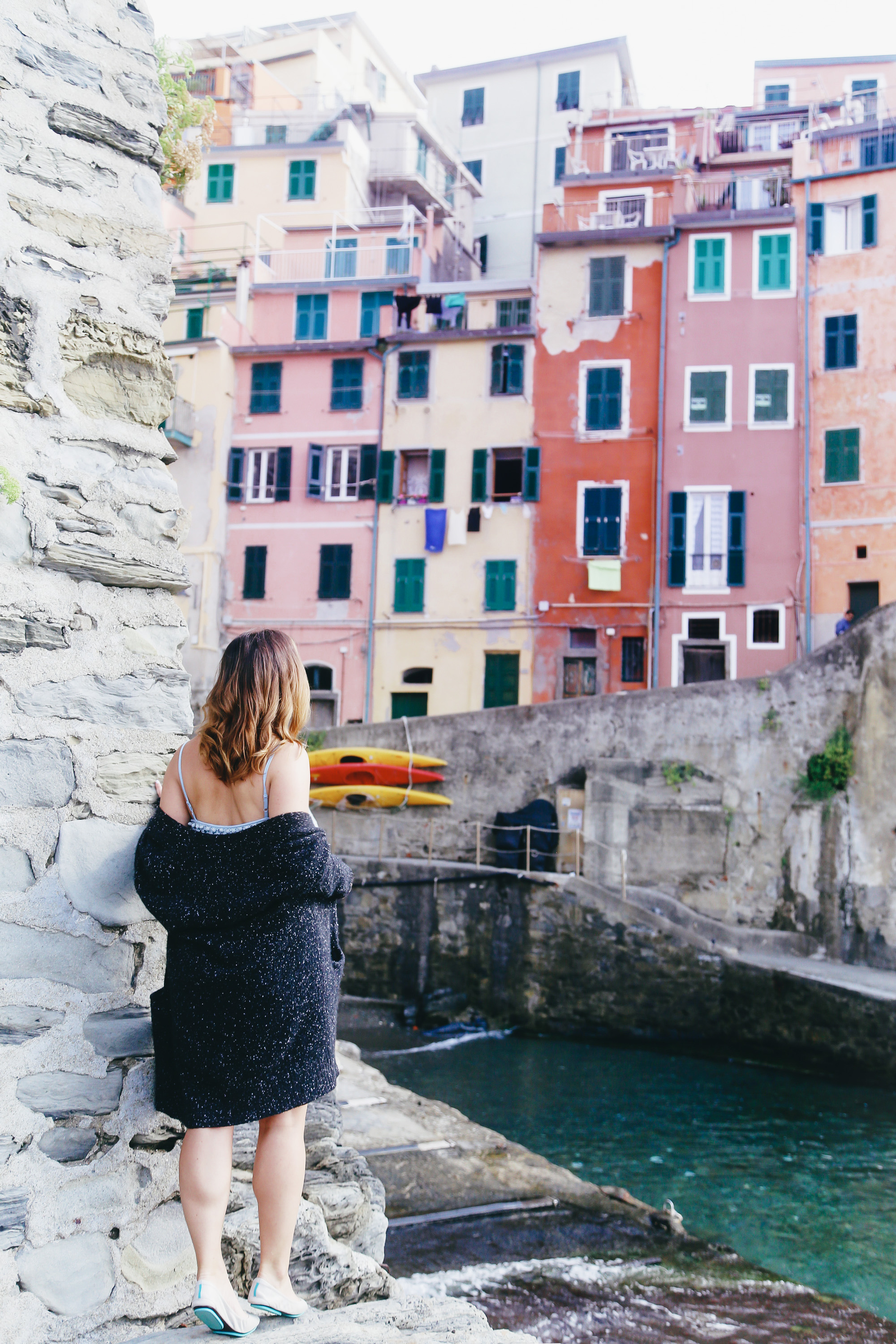 Why you should pack cashmere for travelling: White + Warren cashmere coatigan as worn by To Vogue or Bust in Cinque Terre, Italy