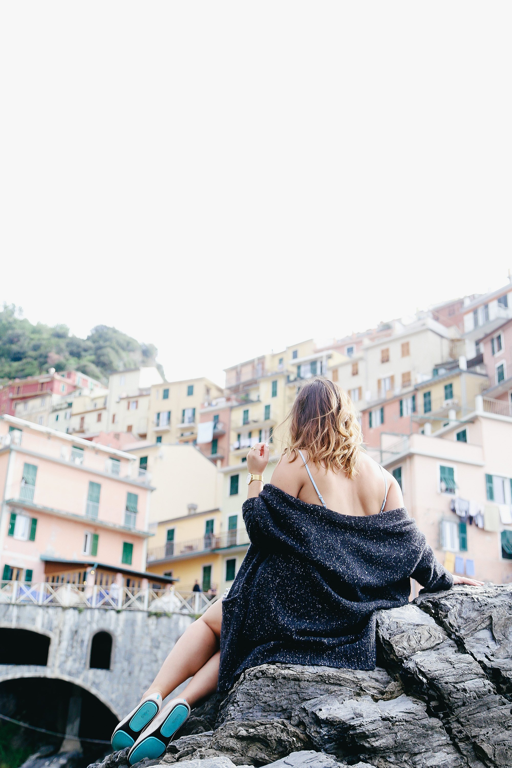 Why you should pack cashmere for travelling: White + Warren cashmere coatigan as worn by To Vogue or Bust in Cinque Terre, Italy