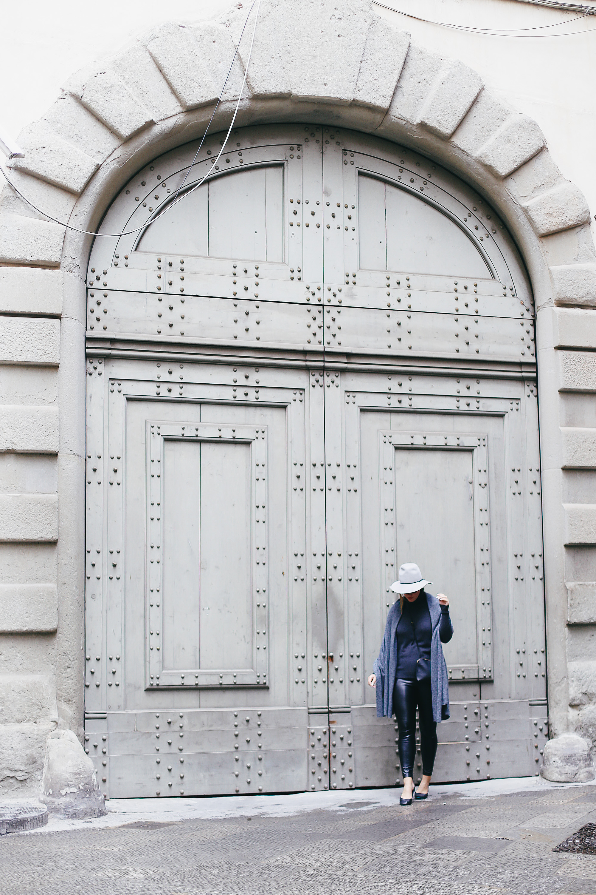 Why you should pack cashmere for travelling: White + Warren cashmere turtleneck and White + Warren travel wrap as worn by To Vogue or Bust in Florence, Italy