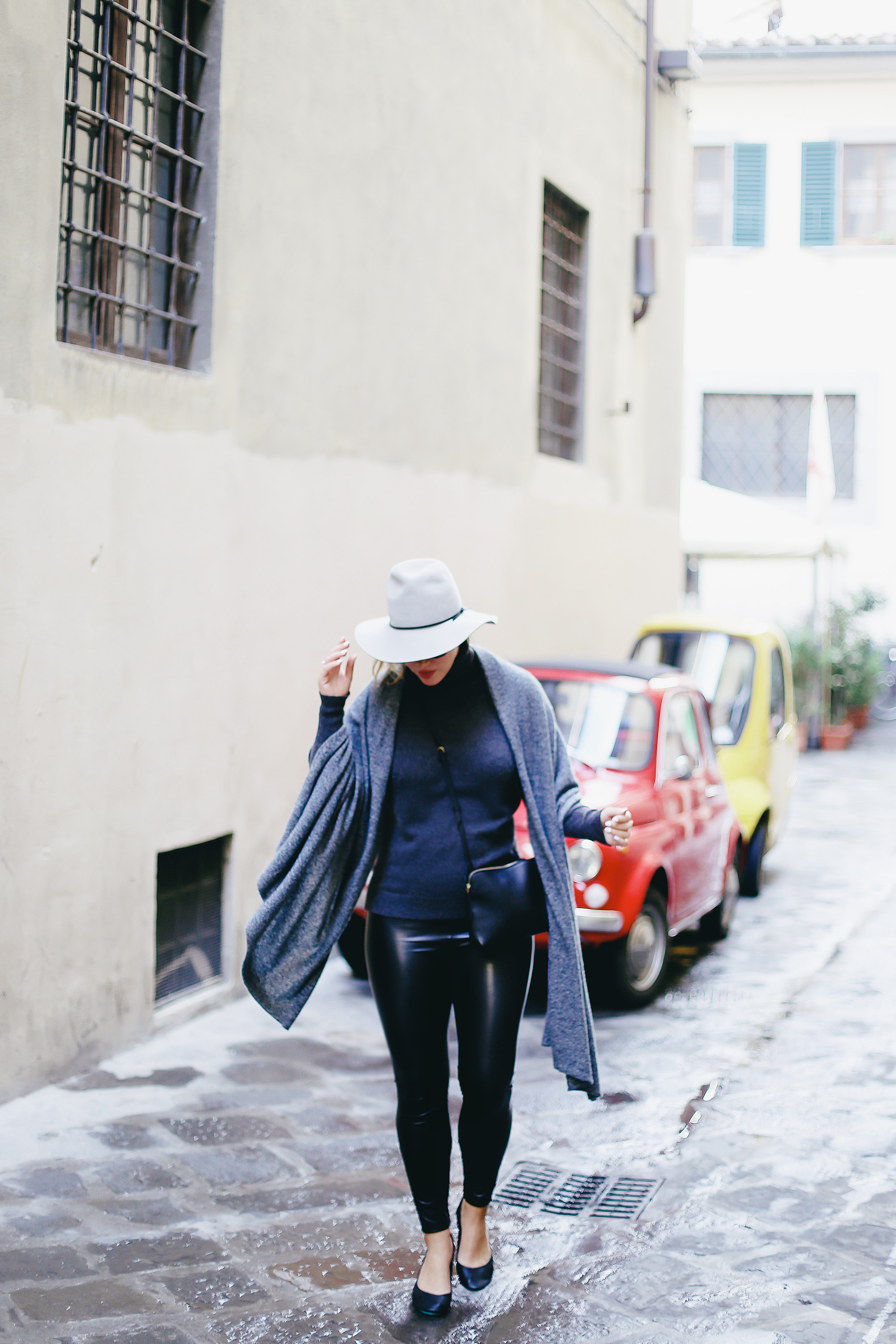 Why you should pack cashmere for travelling: White + Warren cashmere turtleneck and White + Warren travel wrap as worn by To Vogue or Bust in Florence, Italy
