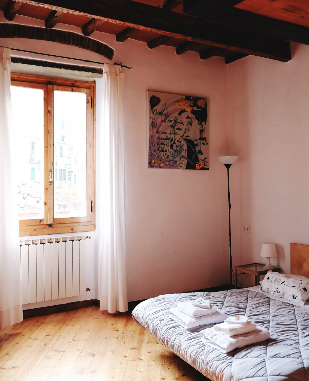 A guide to the best Airbnb apartment rentals in Italy, including Rome, Tuscany, Siena, Cinque Terre, Florence and Venice by travel blogger To Vogue or Bust