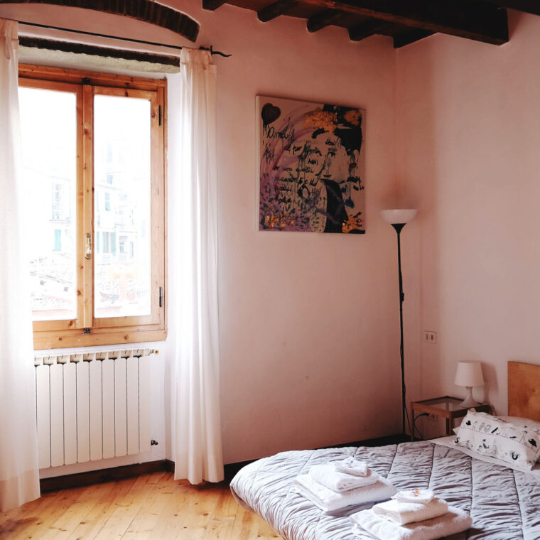 A guide to the best Airbnb apartment rentals in Italy, including Rome, Tuscany, Siena, Cinque Terre, Florence and Venice by travel blogger To Vogue or Bust