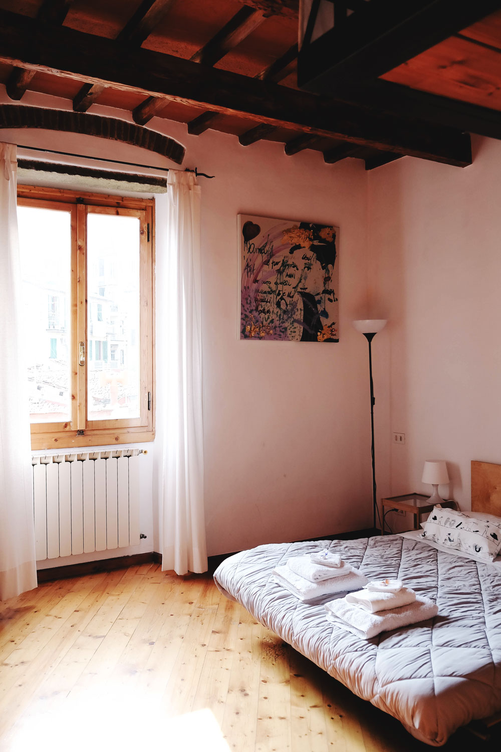 A guide to the best Airbnb apartment rentals in Italy, including Rome, Tuscany, Siena, Cinque Terre, Florence and Venice by travel blogger To Vogue or Bust