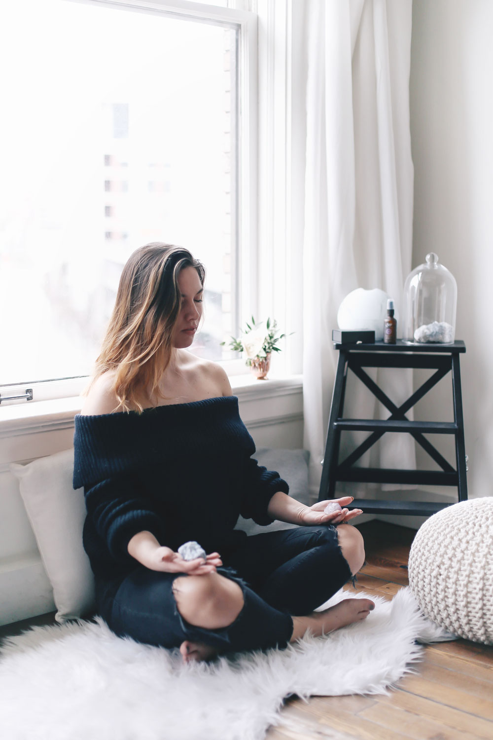 How to start meditating with Saje Wellness, Pain Release, Peppermint Halo, Namaste Mist, crystals, meditation tips, meditation space by To Vogue or Bust