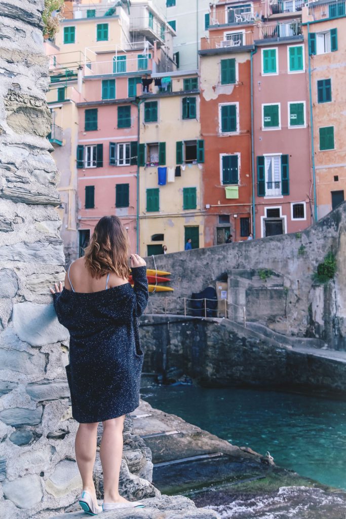 what to see in Cinque Terre, what to do in Cinque Terre, what to see in Riomaggiore, what to see in Riomaggiore, what to pack for Italy, best views in Cinque Terre, where to hike in Italy, where to hike in Cinque Terre, monterosso al mare hike, Vernazza hike, views of Vernazza, where to stay in Cinque Terre, Manarola travel guide, Manarola tourism guide, Manarola Italy, Manarola views by To Vogue or Bust