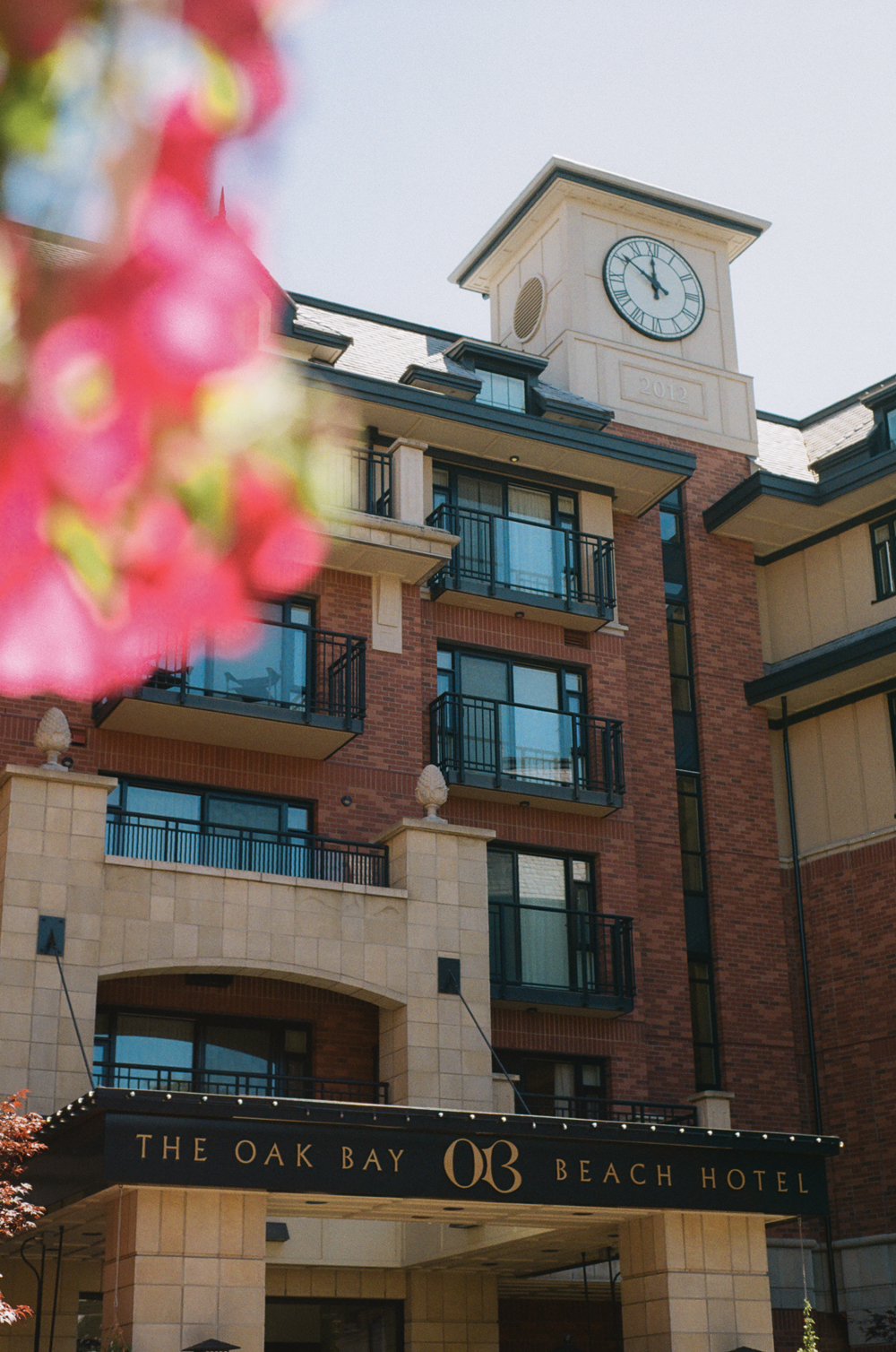 Exterior of Oak Bay Beach Hotel in Victoria, British Columbia